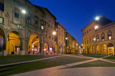 Gece görünümü Via Santo Stefano, Bologna, İtalya