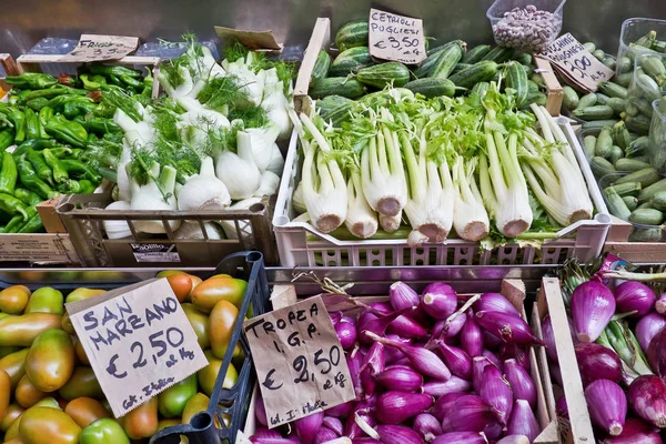 Exposição de legumes sazonais em caixas nas barracas no mercado de rua aberta no centro histórico de Bolonha — Fotografia de Stock