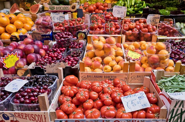 Bologne, Italie, 16 juin 2017 exposition de fruits et légumes de saison dans des boîtes sur les stands du marché ouvert dans le centre historique de Bologne — Photo