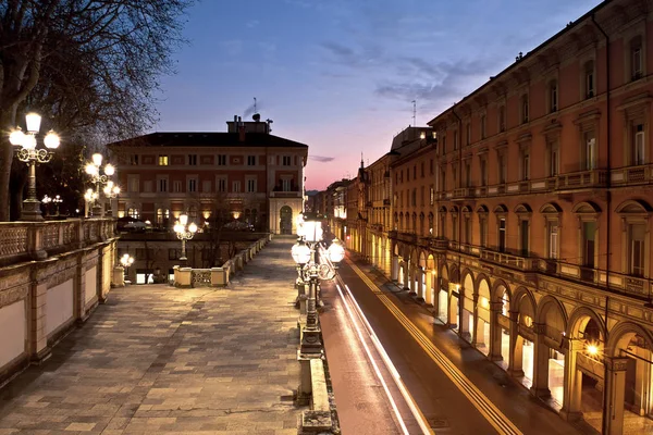 Bir gece görüş yolu ile Independenza Montagnola Parkı, Bologna, İtalya