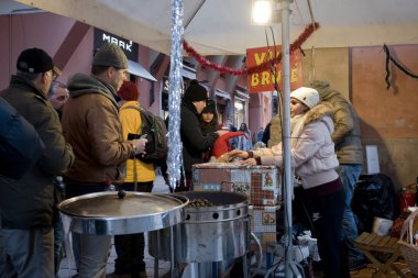 Bolonya, İtalya - 27 Aralık 2019: Bolonya 'nın tarihi merkezinde Noel tatilinde kavrulmuş kestane ve sıcak şarap satan kalabalık sokak yemekleri standı