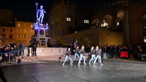 Bologna, İtalya - 30 Aralık 2019: Bir grup genç hip hop dansçısı Noel tatili etkinlikleri kapsamında Bolonya 'nın tarihi merkezindeki Piazza Nettuno' da gösteri yapıyorlar. — Stok video