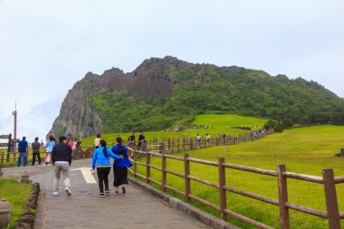 Jeju Adası, Güney Kore-Haziran 2018: Ziyaretçi, Jeju Adası, Güney Adası 'ndaki Seongsan Ilchulbong' un (Volkanik Koni) güzel doğa manzarasını ziyaret ediyor ve tadını çıkarıyor..