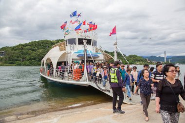 Chuncheon, Güney Kore - 08 Haziran 2018: Güney Kore 'nin en ünlü turistik yeri Nami Adası' nı ziyaret eden turistlerle dolu feribot.