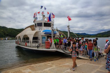 Chuncheon, Güney Kore - 08 Haziran 2018: Güney Kore 'nin en ünlü turistik yeri Nami Adası' nı ziyaret eden turistlerle dolu feribot.