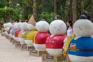 Chuncheon, Güney Kore - 08 Haziran 2018: Nami Adası 'nın (Namiseom) ağaçlık alanlarında gezen turistler, Kore' nin popüler kış sonatasının çekildiği Güney Kore 'de