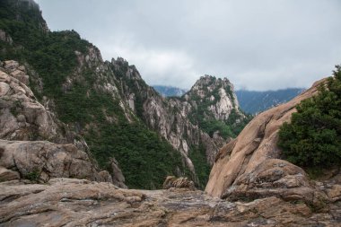 Seorak-san Ulusal Parkı, Soraksan, Güney Kore 'deki Seorak Dağları' nın güzel manzara manzarası..