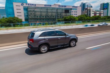 Seul, Güney Kore-11 Haziran 2018: Modern SUV hızlı yolda hız yapıyor.