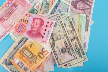 Uluslararası banknotların düz ya da üst görünümü farklı ülkelerin arka planında yer almaktadır. ABD Doları, Çin Yuanı, Japon Yen, Euro, Kore kazandı, Tayland bahtı. Forex veya küresel mali ekonomi kavramı.