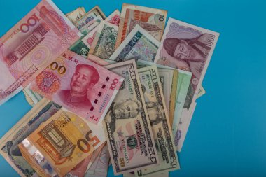 Uluslararası banknotların düz ya da üst görünümü farklı ülkelerin arka planında yer almaktadır. ABD Doları, Çin Yuanı, Japon Yen, Euro, Kore kazandı, Tayland bahtı. Forex veya küresel mali ekonomi kavramı.