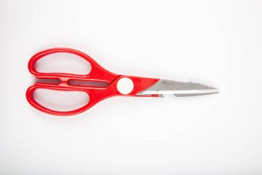 Kırmızı plastik saplı makas, beyaz arkaplanda.
