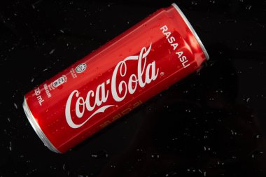 Kota Kinabalu, Sabah, Malezya-24 Mart 2020: Çin 'in yeni yıl tasarım sürümünde bir teneke kutuda Coca Cola. Coca-Cola tüm dünyada satılan alkolsüz bir içecektir.