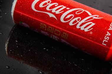 Kota Kinabalu, Sabah, Malezya-24 Mart 2020: Çin 'in yeni yıl tasarım sürümünde bir teneke kutuda Coca Cola. Coca-Cola tüm dünyada satılan alkolsüz bir içecektir.