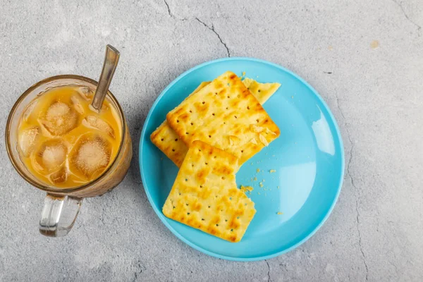 Kopje Koude Koffie Met Crackers Een Bord — Stockfoto