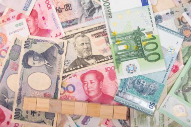 Man Hand, Yuan RMB 'nin Banka Notu ve dünya banknotları koleksiyonu ile birlikte masadan, üst görünüm. İş ve finans kavramı.