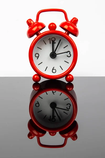 Red Retro Alarm Clock Reflection White Background — Stock Photo, Image