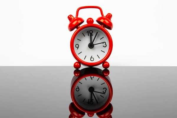 Relógio Alarme Retro Vermelho Com Reflexão Sobre Fundo Branco — Fotografia de Stock