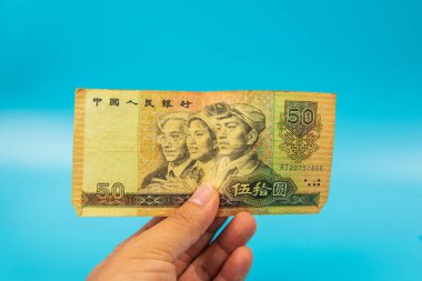 1980 'deki Çin banknotlarını elinde tutan adam. Eski bir kağıt banknot, eski model. Ünlü antik banknotlar. Koleksiyon.