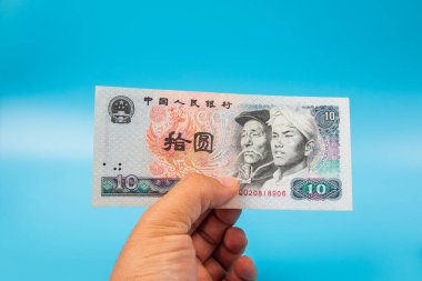 1980 'deki Çin banknotlarını elinde tutan adam. Eski bir kağıt banknot, eski model. Ünlü antik banknotlar. Koleksiyon.