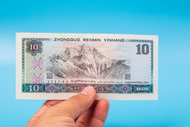 1980 'deki Çin banknotlarını elinde tutan adam. Eski bir kağıt banknot, eski model. Ünlü antik banknotlar. Koleksiyon.