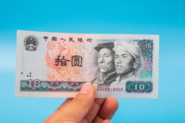 1980 'deki Çin banknotlarını elinde tutan adam. Eski bir kağıt banknot, eski model. Ünlü antik banknotlar. Koleksiyon.