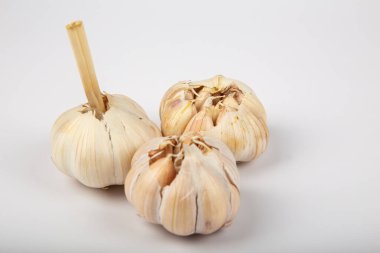 Beyaz arka planda ham sarımsak