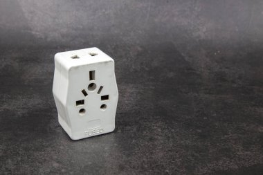 Evrensel elektrik priz adaptörlerini kapatın. Dünya çapında farklı elektrik prizlerine bağlanırdı.