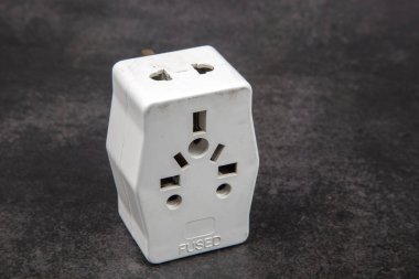 Evrensel elektrik priz adaptörlerini kapatın. Dünya çapında farklı elektrik prizlerine bağlanırdı.