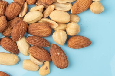 Mavi Arkaplan 'da karışık fındıklar. Karışık fındık, mekanik ya da el yapımı fındık karışımından oluşan bir aperatiftir..