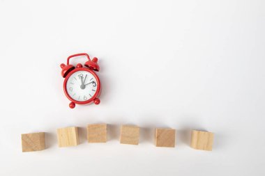 Boş tahta bloklu kırmızı alarmlı saat