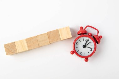 Boş tahta bloklu kırmızı alarmlı saat