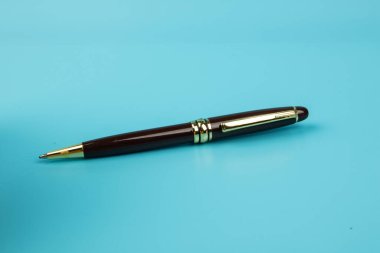 Mavi arkaplanda bir tükenmez kalem.