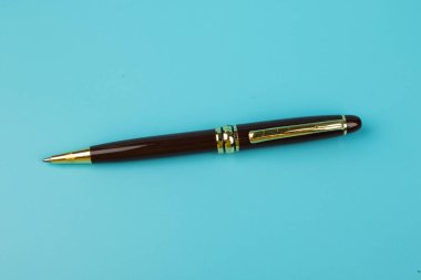 Mavi arkaplanda bir tükenmez kalem.