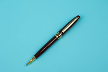 Mavi arkaplanda bir tükenmez kalem.