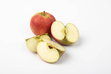 Dilimler Taze elma beyaz arkaplanda izole.