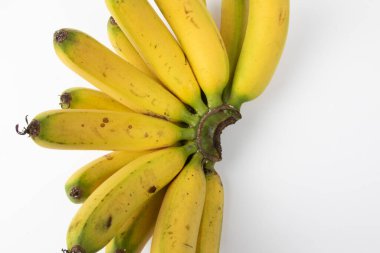Beyaz arka planda taze olgun muzlar.