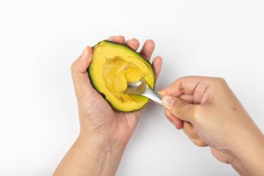 beyaz arkaplanda izole edilmiş olgun avokado