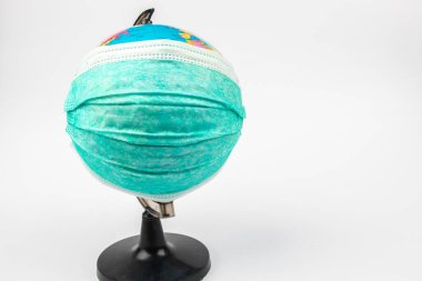 Dünya / Dünya küresel konsepti Corona virüsüyle savaşmak için maske taktı. Virüse karşı mücadele kavramı