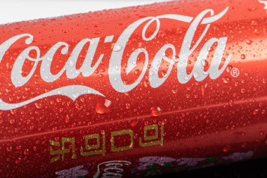 Kota Kinabalu, Sabah, Malezya-24 Mart 2020: Çin 'in yeni yıl tasarım sürümünde bir teneke kutuda Coca Cola. Coca-Cola tüm dünyada satılan alkolsüz bir içecektir.