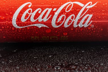 Kota Kinabalu, Sabah, Malezya-24 Mart 2020: Çin 'in yeni yıl tasarım sürümünde bir teneke kutuda Coca Cola. Coca-Cola tüm dünyada satılan alkolsüz bir içecektir.
