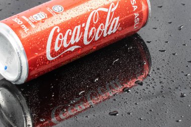 Kota Kinabalu, Sabah, Malezya-24 Mart 2020: Çin 'in yeni yıl tasarım sürümünde bir teneke kutuda Coca Cola. Coca-Cola tüm dünyada satılan alkolsüz bir içecektir.