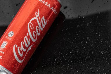 Kota Kinabalu, Sabah, Malezya-24 Mart 2020: Çin 'in yeni yıl tasarım sürümünde bir teneke kutuda Coca Cola. Coca-Cola tüm dünyada satılan alkolsüz bir içecektir.