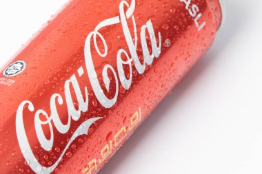 Kota Kinabalu, Sabah, Malezya-24 Mart 2020: Çin 'in yeni yıl tasarım sürümünde bir teneke kutuda Coca Cola. Coca-Cola tüm dünyada satılan alkolsüz bir içecektir.