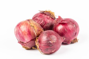 Beyaz arkaplanda kırmızı soğan