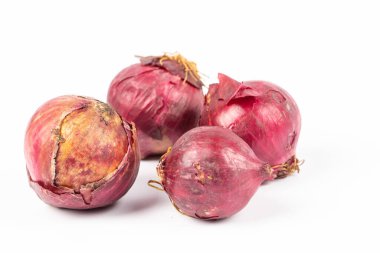 Beyaz arkaplanda kırmızı soğan