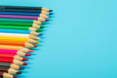 Mavi arkaplandaki renkli kalem setinin kopya alanı ile portresi