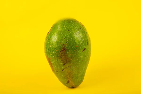 Aguacate Fresco Sobre Fondo Amarillo — Foto de Stock