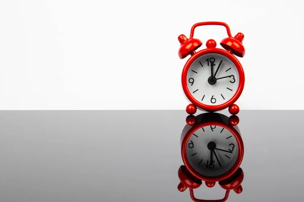 Relógio Alarme Retro Vermelho Com Reflexão Sobre Fundo Branco — Fotografia de Stock
