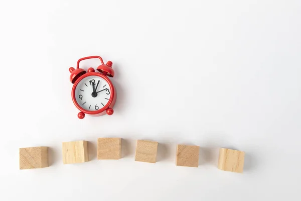 Relógio Alarme Vermelho Com Bloco Madeira Branco — Fotografia de Stock