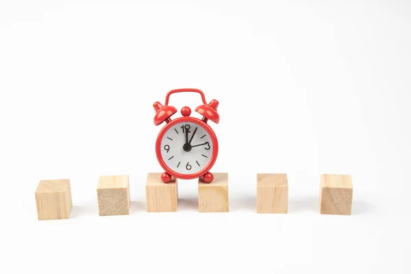 Relógio Alarme Vermelho Com Bloco Madeira Branco — Fotografia de Stock